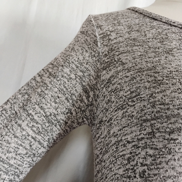 Women's French Atmosphere White & Grey Heathered Flowy Lightweight Knit Sweater - Picture 6 of 14